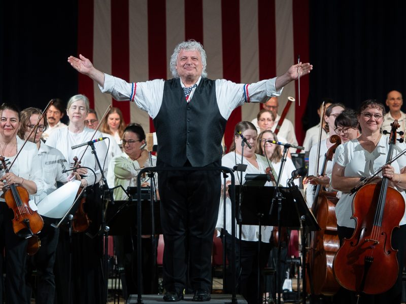 Philharmonic’s popular conductor signs for at least another 5 years in Plymouth