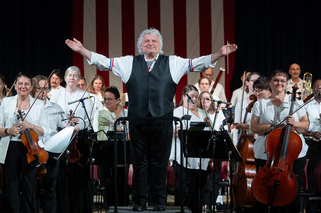 Philharmonic’s popular conductor signs for at least another 5 years in Plymouth